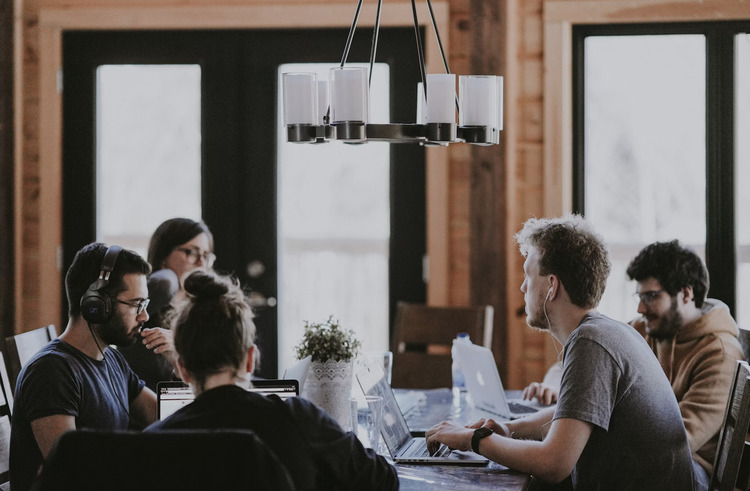 Team al lavoro su contenuti e progetti